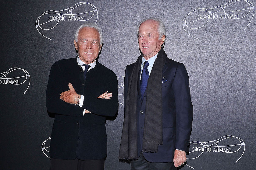 Foto di Giorgio Armani su sfondo grigio