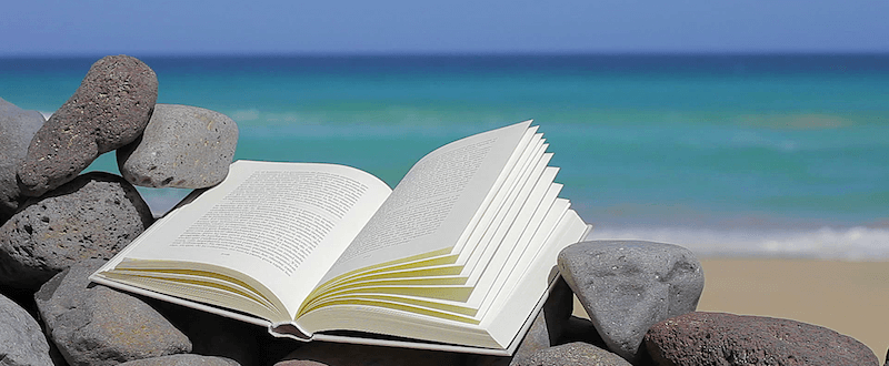 Foto di libro aperto sulla spiaggia