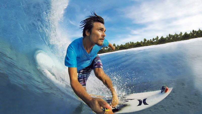 Foto di Nick Woodman su tavola da surf tra le onde