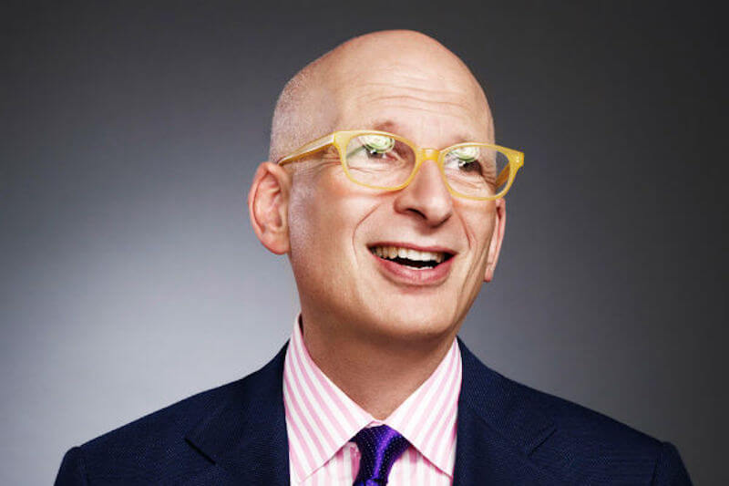 Foto di Seth Godin su sfondo grigio