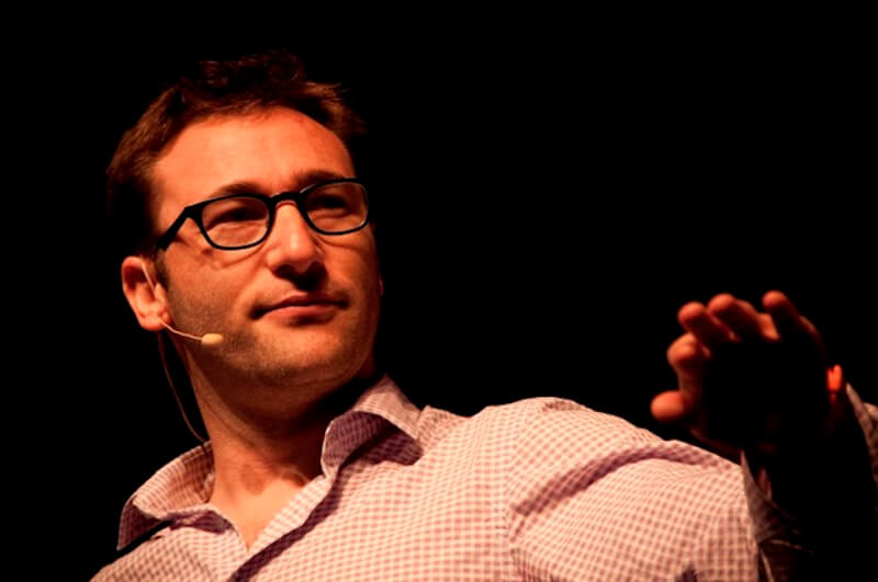 Foto di Simon Sinek su sfondo nero